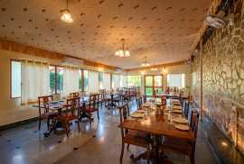 What are the dining options at luxury resorts in R, Sawai Madhopur